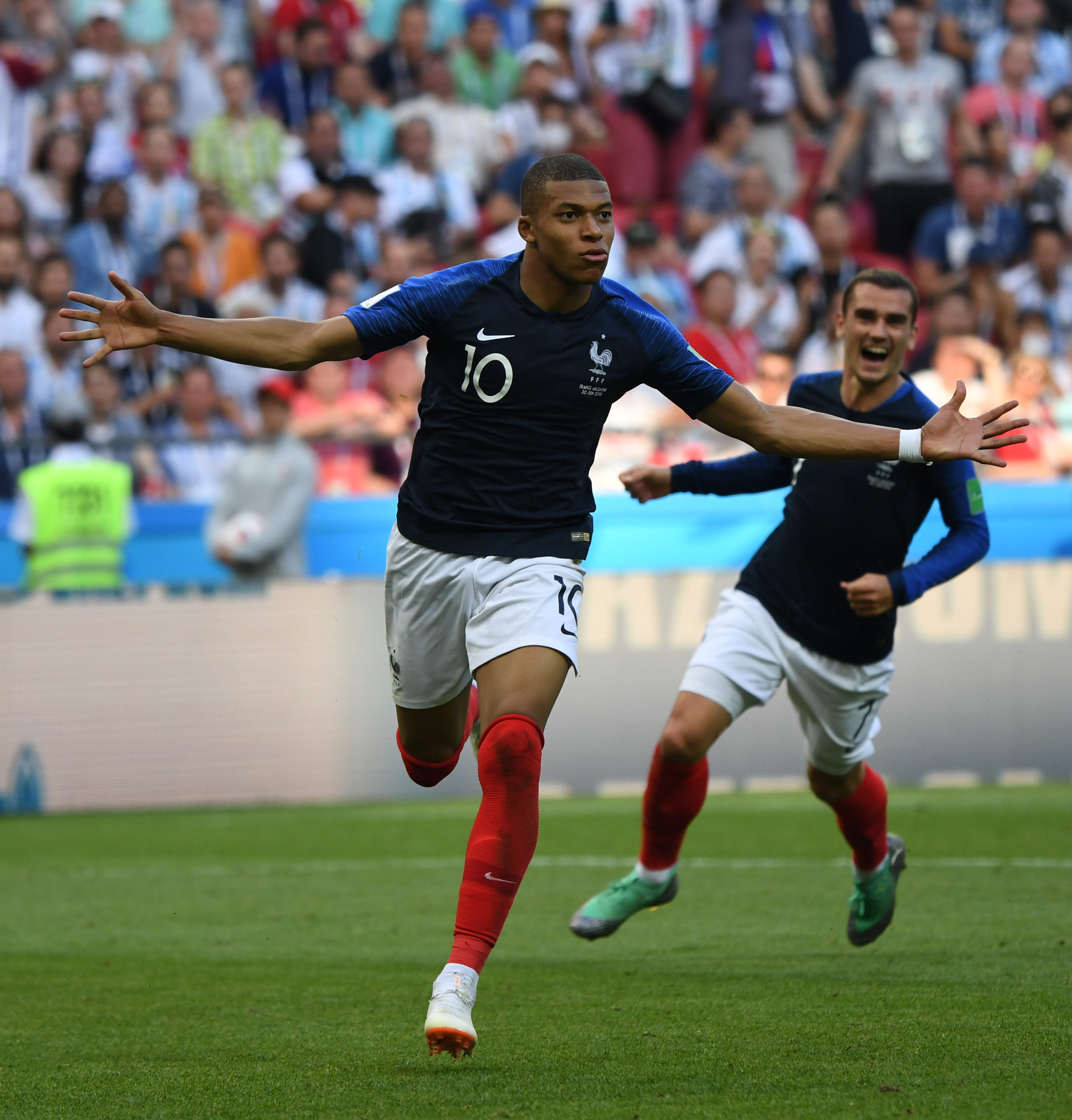 邓涵文因经济保障和新东家前景决定离开武汉三镇，加盟云南玉昆，成为球队核心球员。