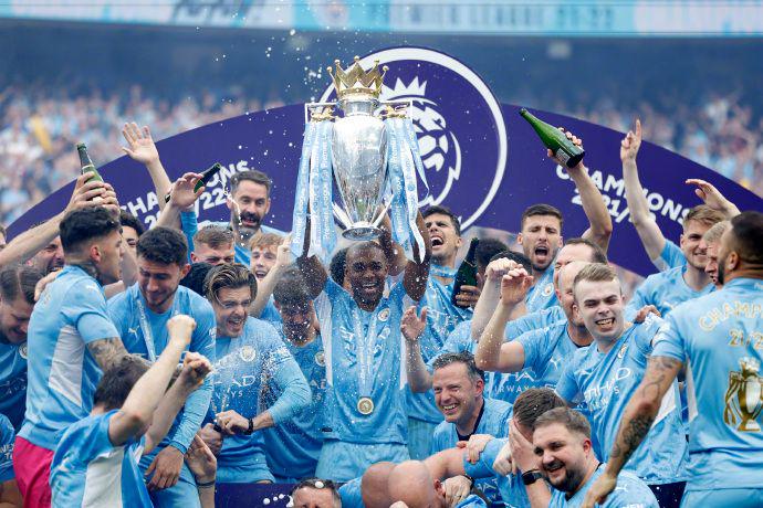 曼联高层对阿莫林分歧曝光，两人力挺两人质疑！12月战绩或定未来