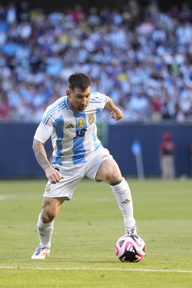 TA：斯通斯今夏不会离开曼城，胡桑诺夫计划留队