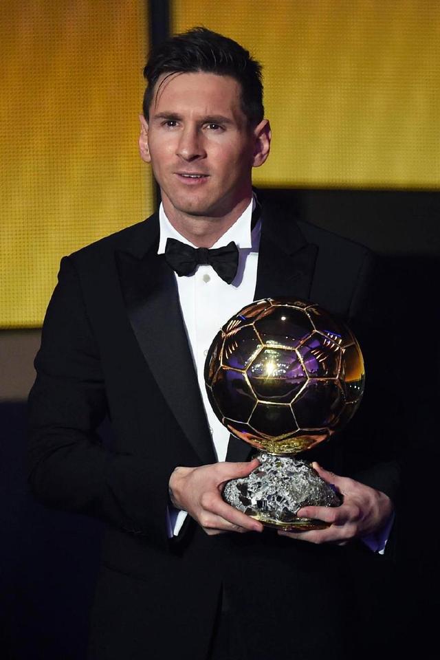 埃贝尔打趣：我看球时很安静而穆勒话很多，我不得不适应他（埃贝尔笑称：观赛我很安静，穆勒话多，我只能适应他）