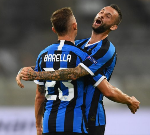 喀麦隆体育部长与足协主席埃托奥决裂，前者指责后者操纵选举（喀麦隆体育部长与足协主席埃托奥反目，部长指控其操纵选举）