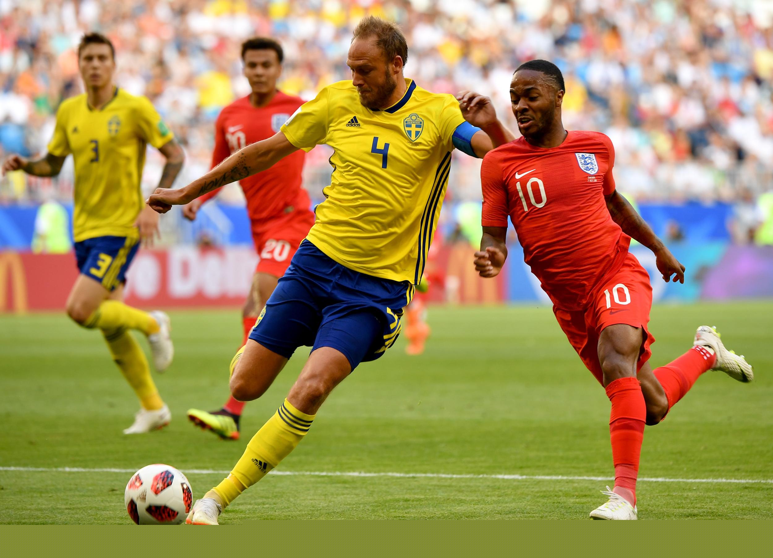 西甲发布冬季新款比赛用球：荧光黄配色，纹理致敬赛车运动（西甲推出冬季版比赛球：荧光黄主色，纹理灵感源自赛车）