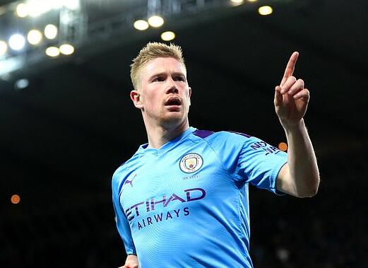 英雄出少年！17岁小胡子凌空抽射：欧冠3连斩创纪录 身价2000万欧（少年成名！17岁“小胡子”凌空破门，欧冠三连斩刷新纪录，身价2000万欧）