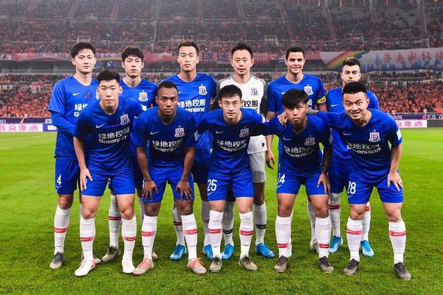 足球国足球迷自发制作横幅，为球队打气（国足球迷自发制作横幅为球队助威）