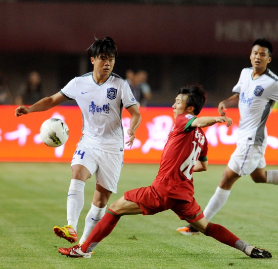 全北现代队长朴镇燮将加盟浙江队，补强后防，提升球队竞争力。