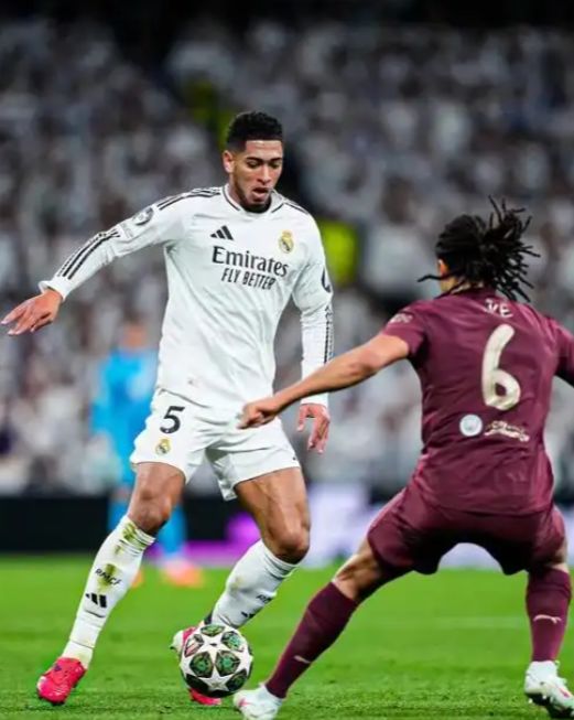 致敬，王刚庆祝足协杯冠军时背后写着：献给我们的主帅塞蒂恩