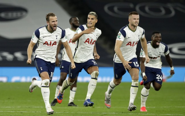 西甲在国家德比中测试VR眼镜观赛，近千名球迷实现了沉浸体验（西甲国家德比引入VR观赛，近千球迷沉浸式体验）